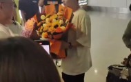 蜘蛛直播官方入口-林诗栋落地海南妈妈接机！石头全程笑容不断 世排重返前5冲破心魔